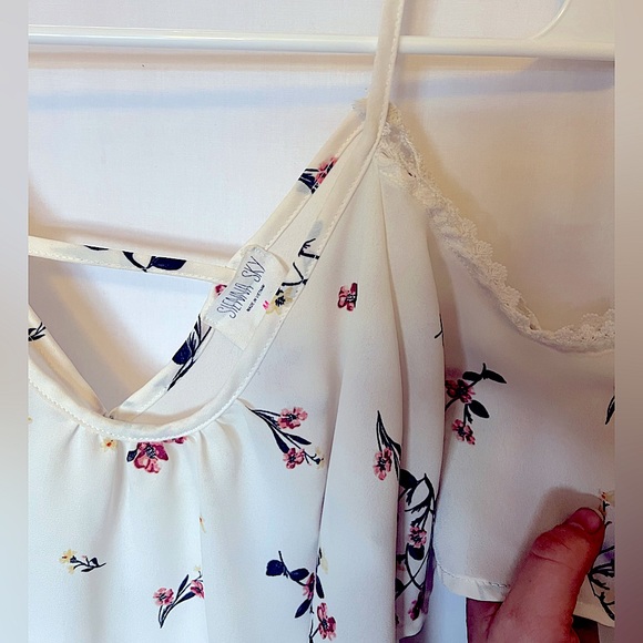 Sienna Sky off the shoulder white with pink flowers size Medium - Picture 3 of 3